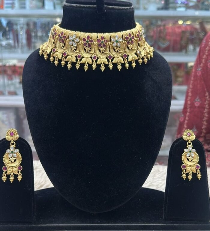 gold-look choker set