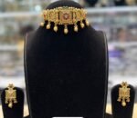 gold-look choker set