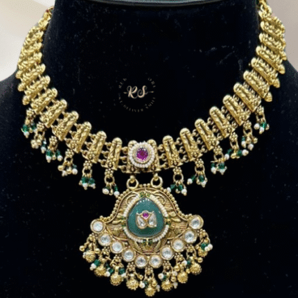 Elegant Gold Look Set – Shine with Style